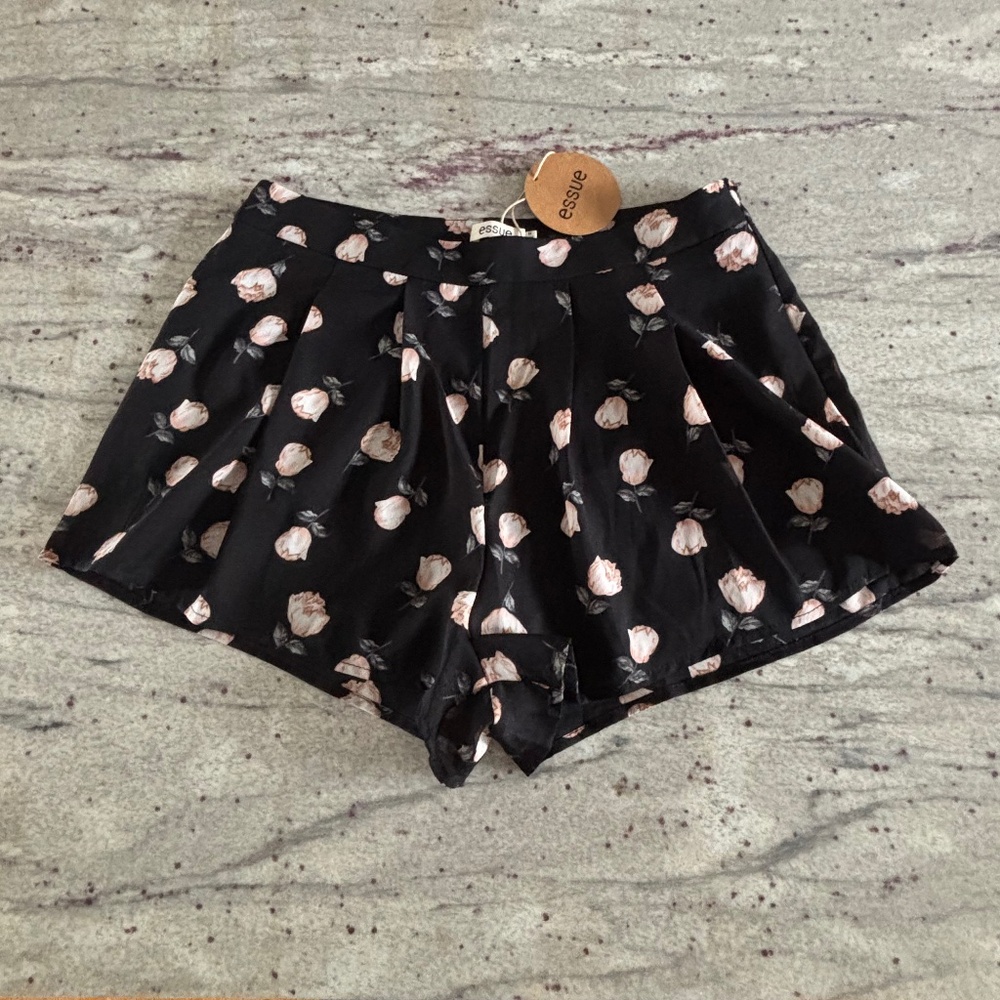 BRAND NEW Essue Womens Black Floral Pleated Fashion Shorts - Size M